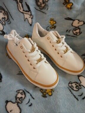White Women's Low-Top Sneakers with Gold Chain Accent
